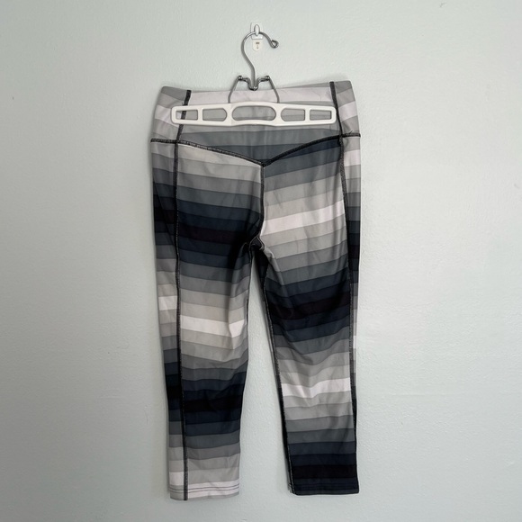 Nike Cropped Dry-Fit Grey Striped Leggings - Picture 2 of 4